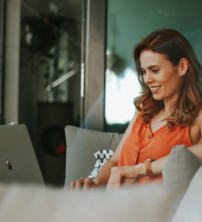 femme sur laptop