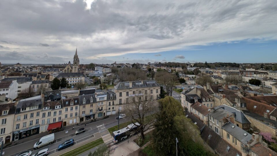 Toits et façades en pierre du centre de Caen vus du château, pour une estimation immobilière gratuite