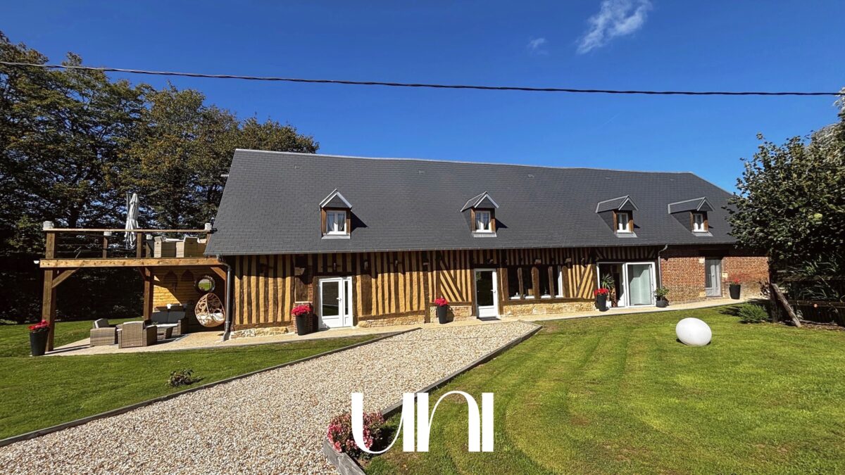 Maison 7 pièces de 214 m2 à CRESSEVEUILLE