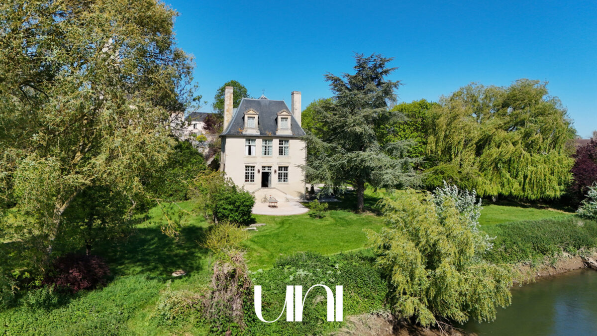 Manoir 11 pièces de m2 avec dépendances - TROARN