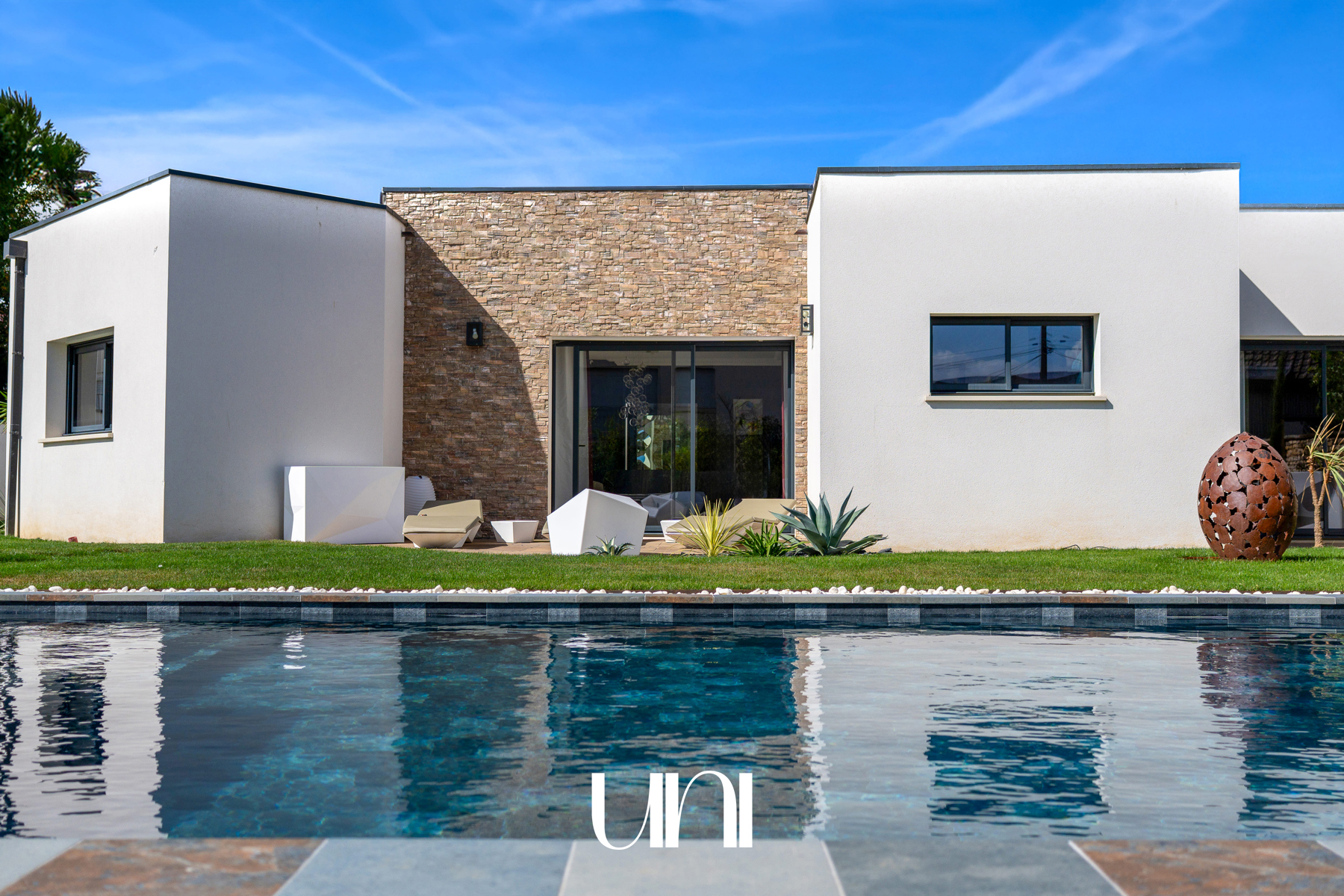 Vente confidentielle - Maison T7 de 300 m² sur terrain de 1400 m² - CA