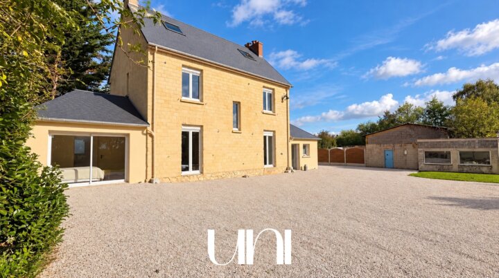 Maison 6 pièces de 138 m2 avec jardin - MALTOT