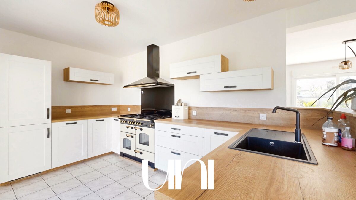 Maison 9 pièces de 255m2 avec jardin - MUTRECY