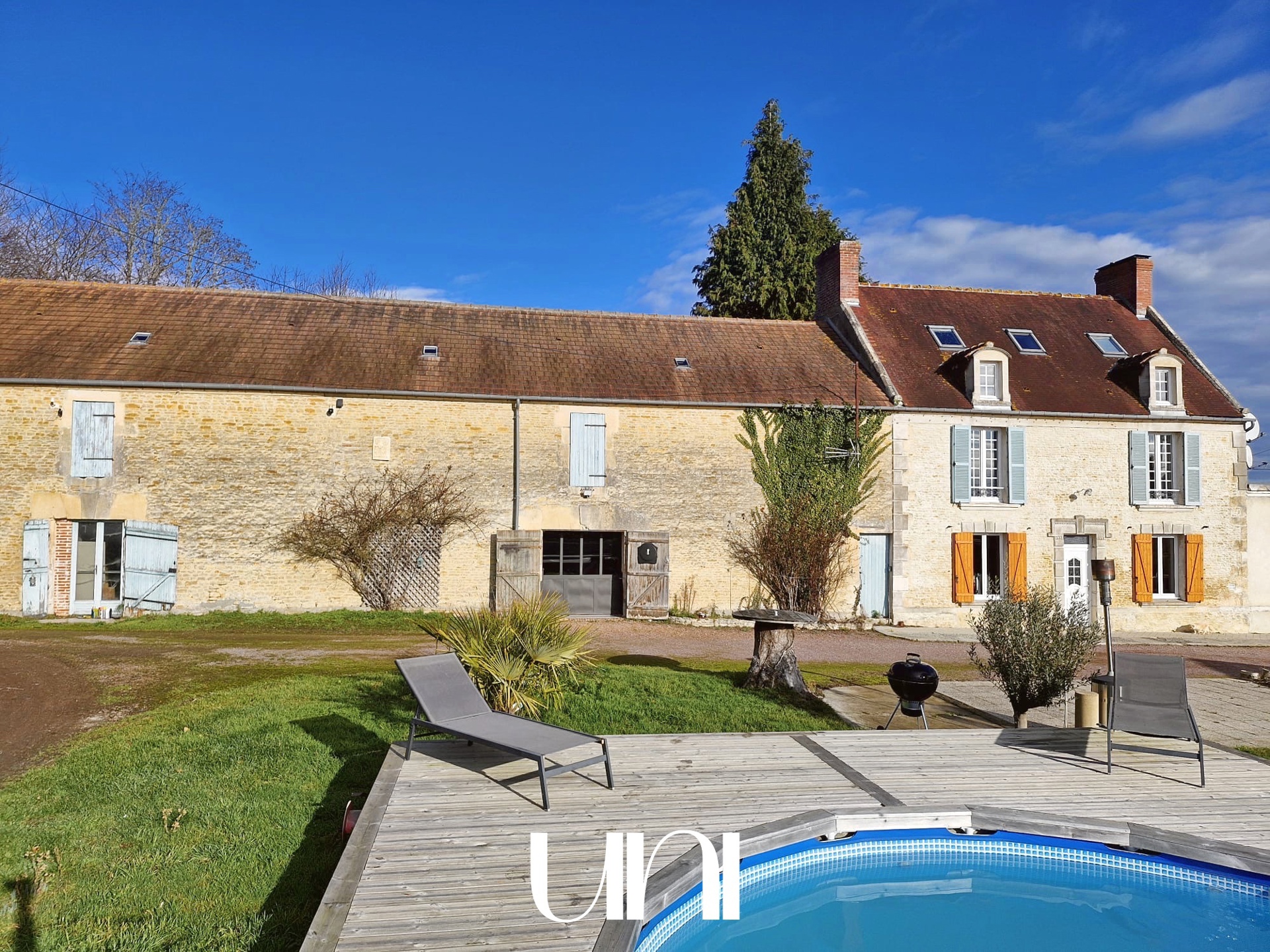 Propirété T6 de 158m2 avec grandes dépendances - Mery Corbon