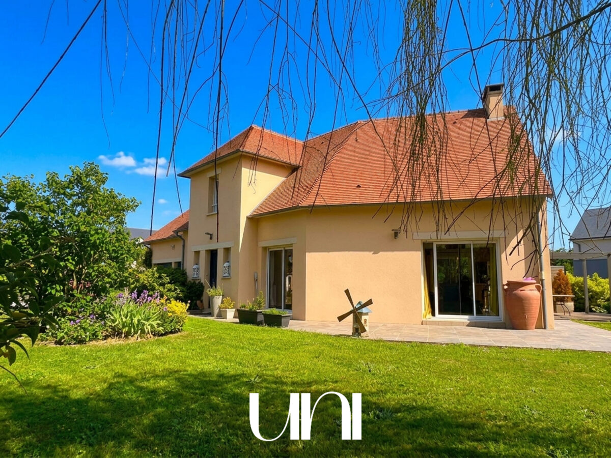 Maison 5 pièces de 148 m2 avec double garage - MONCEAUX EN BESSIN