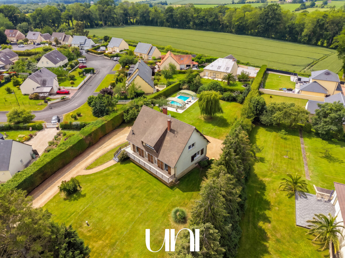 Maison 7 pièces de 197m² avec piscine - Monceaux-en-bessin
