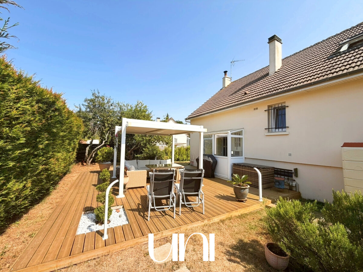 Maison 5 pièces de 94 m2 avec sous sol complet à Ryes
