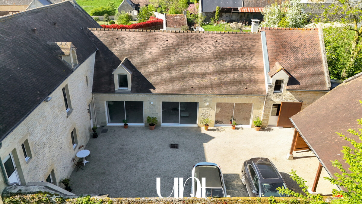 Maison 7 pièces de 280 m2 avec dépendance - CREULLY