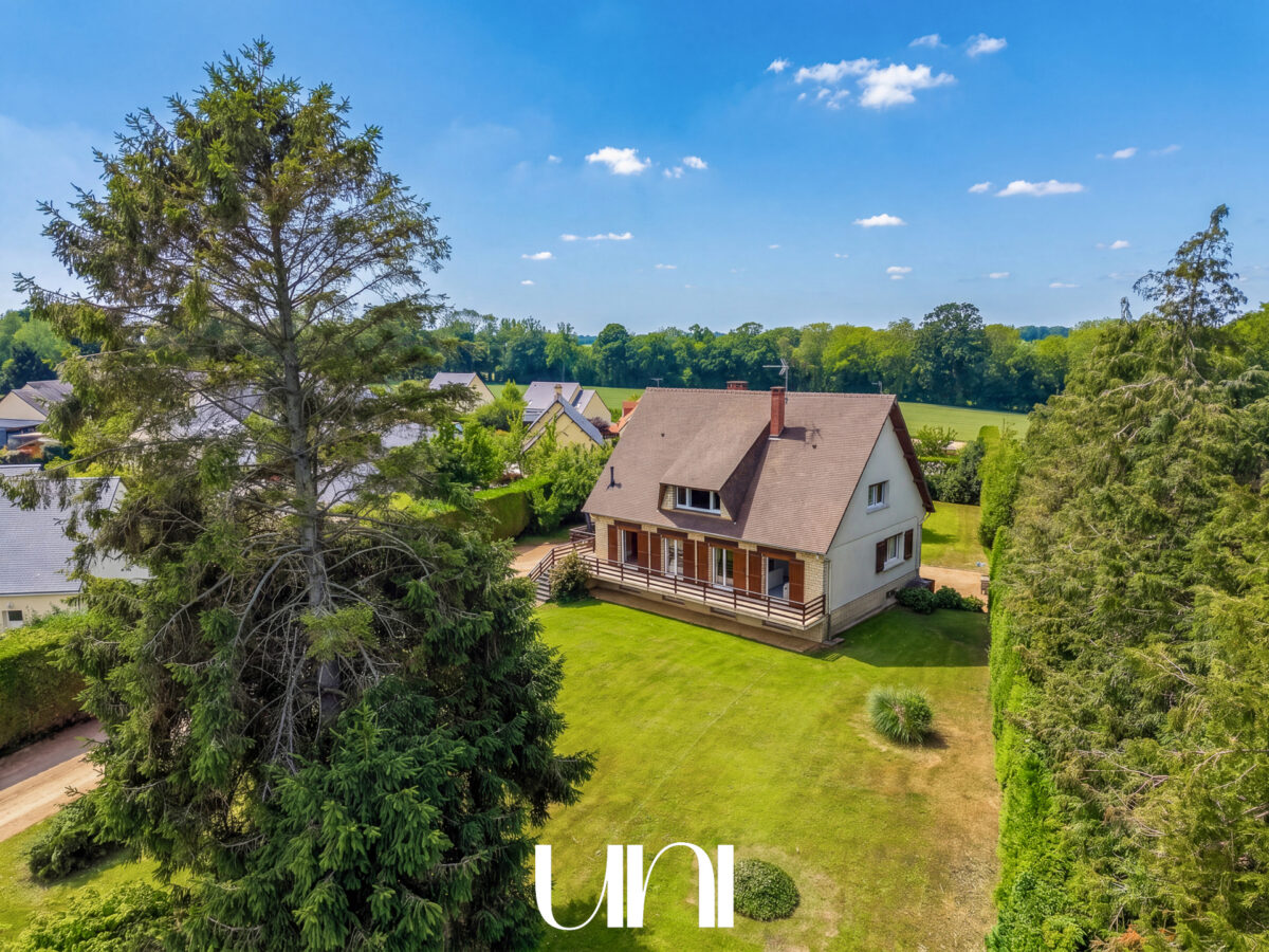 Maison 7 pièces de 197m² avec piscine - Monceaux-en-bessin