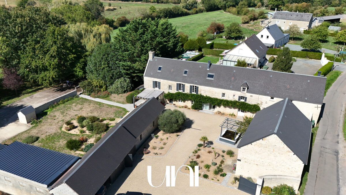 Corps de ferme 10 pièces de 339m² avec dépendances - Nonant