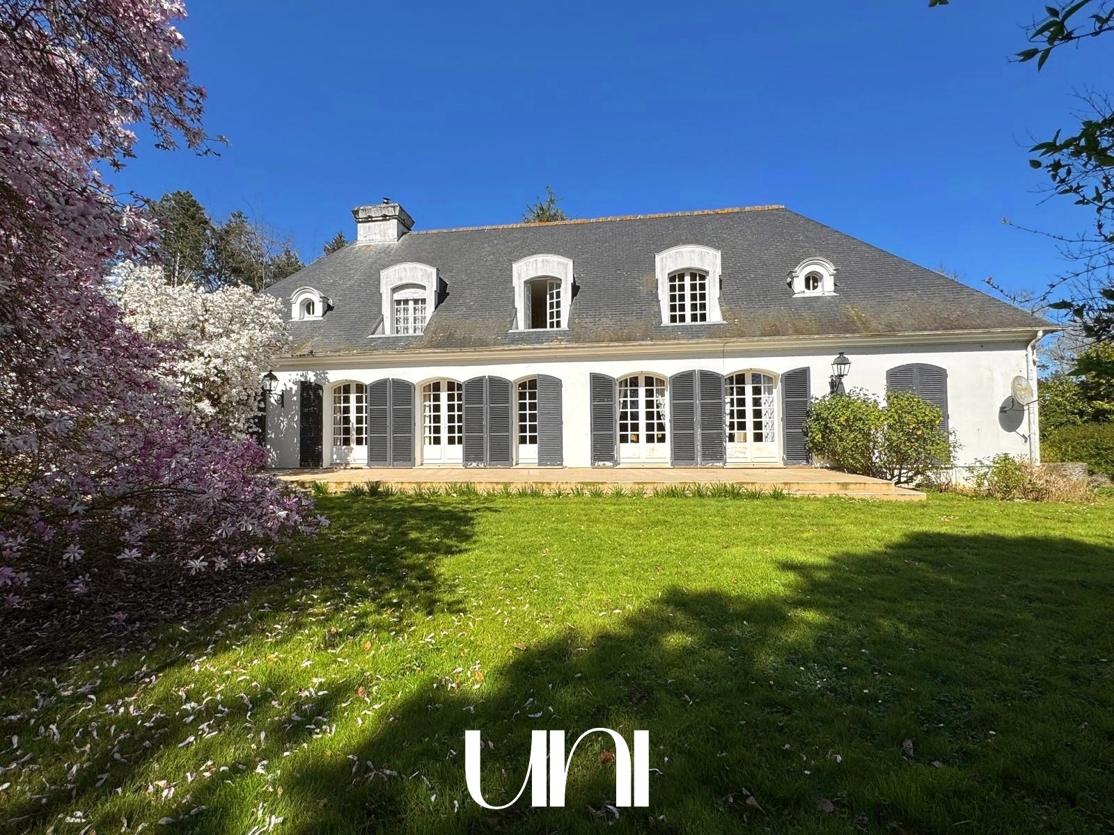 Magnifique bâtisse T8 de 318 m² sur 1 hectare, située au Nord de CAEN