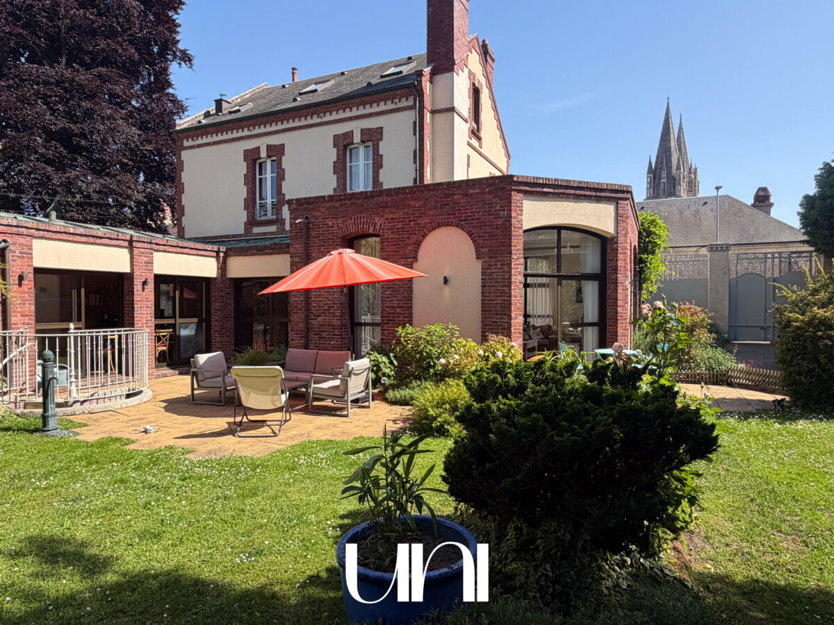 Maison 6 pièces de 350 m2 avec garage - CAEN