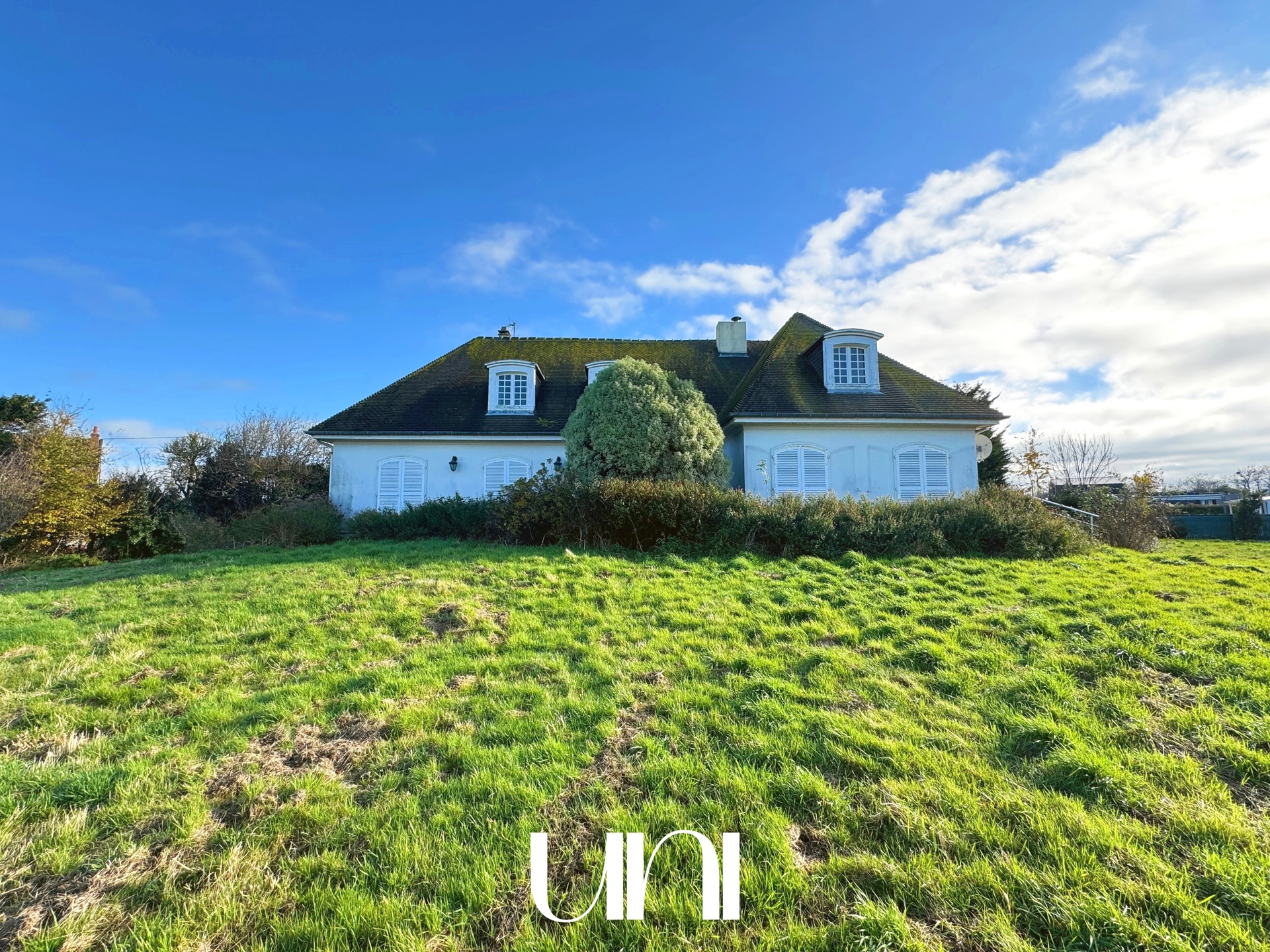 Maison de maître 10 pièces de 208m2, parcelle de 1600m2 à LION-SUR-MER