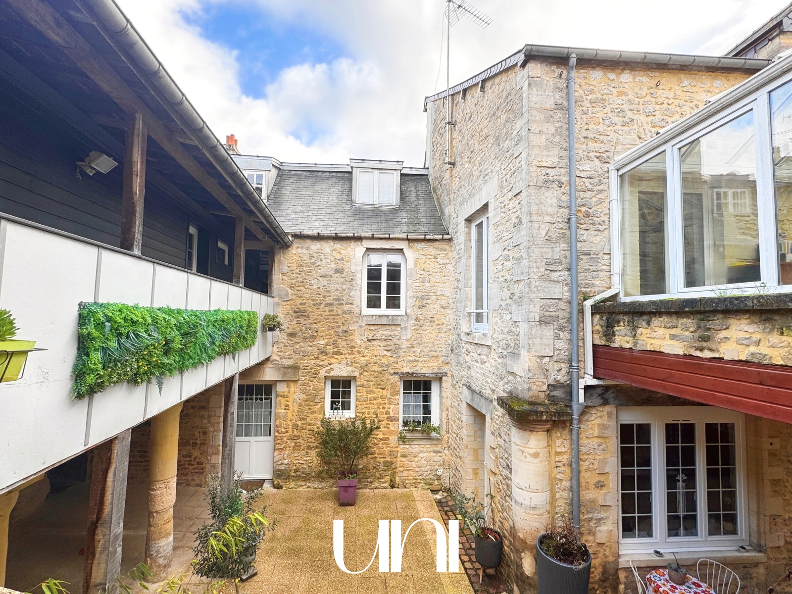 Propriété T12 de 326 m2 en hyper centre de BAYEUX