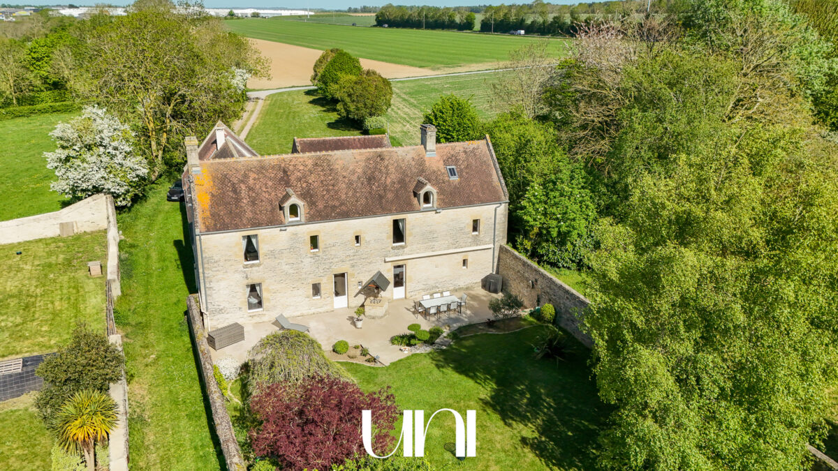 Maison 7 pièces de 280 m2 avec dépendance - CREULLY