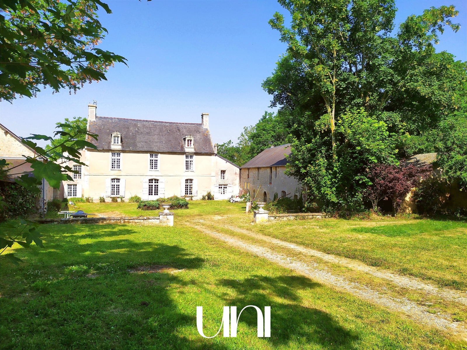 Belle maison de maître T8 de 255 m2 sur 5458 m2 de terrain