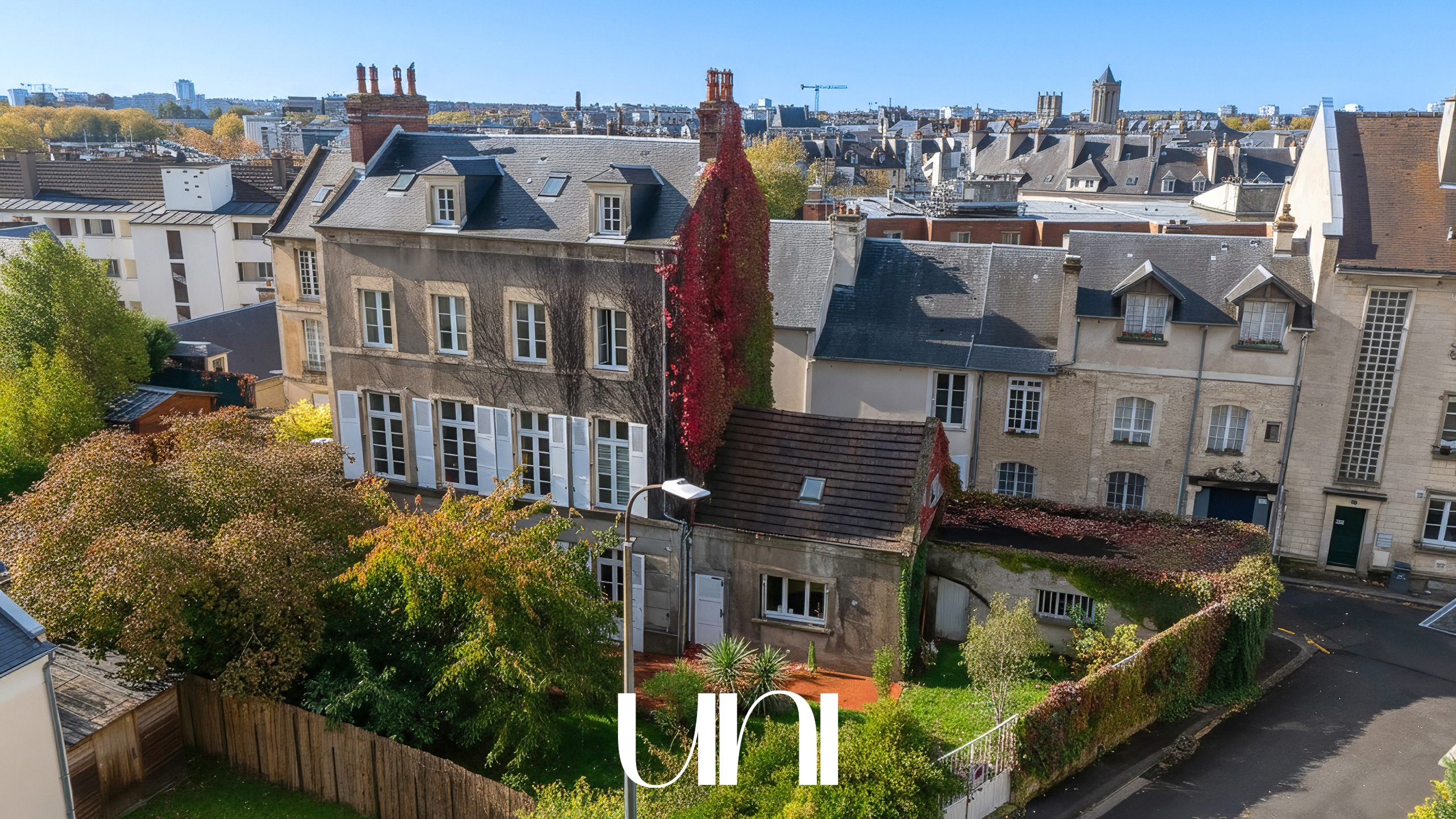 Maison T8 de 218m2 sur parcelle de 336m2