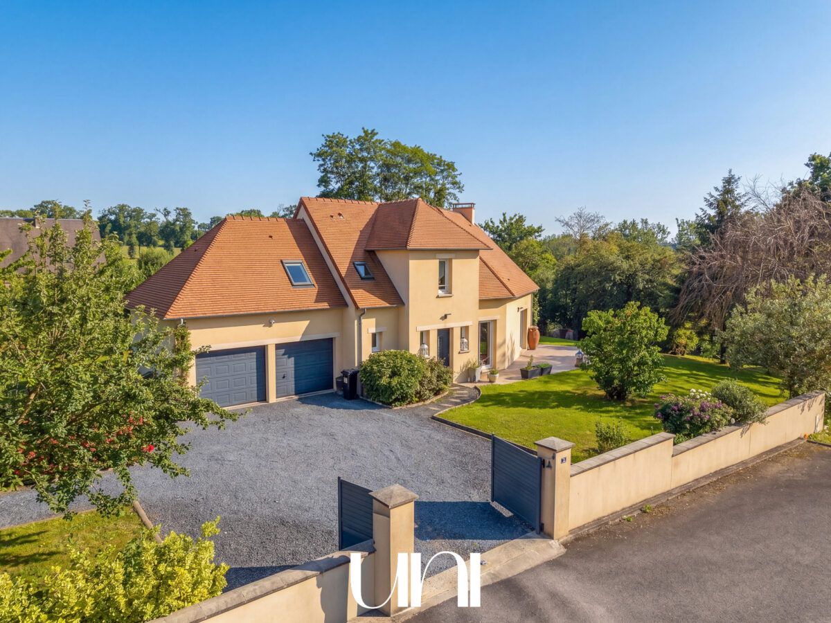Maison 5 pièces de 148 m2 avec double garage - MONCEAUX EN BESSIN