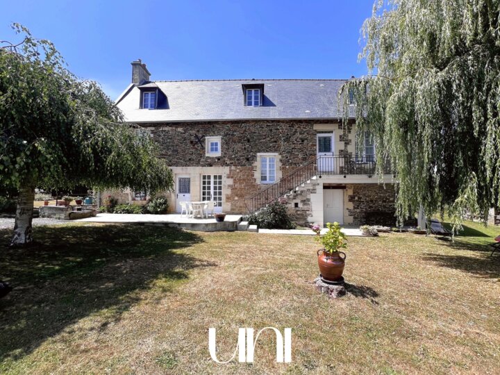 Maison 7 pièces de 209m2 sur un terrain de 1854m2 à MAIZET