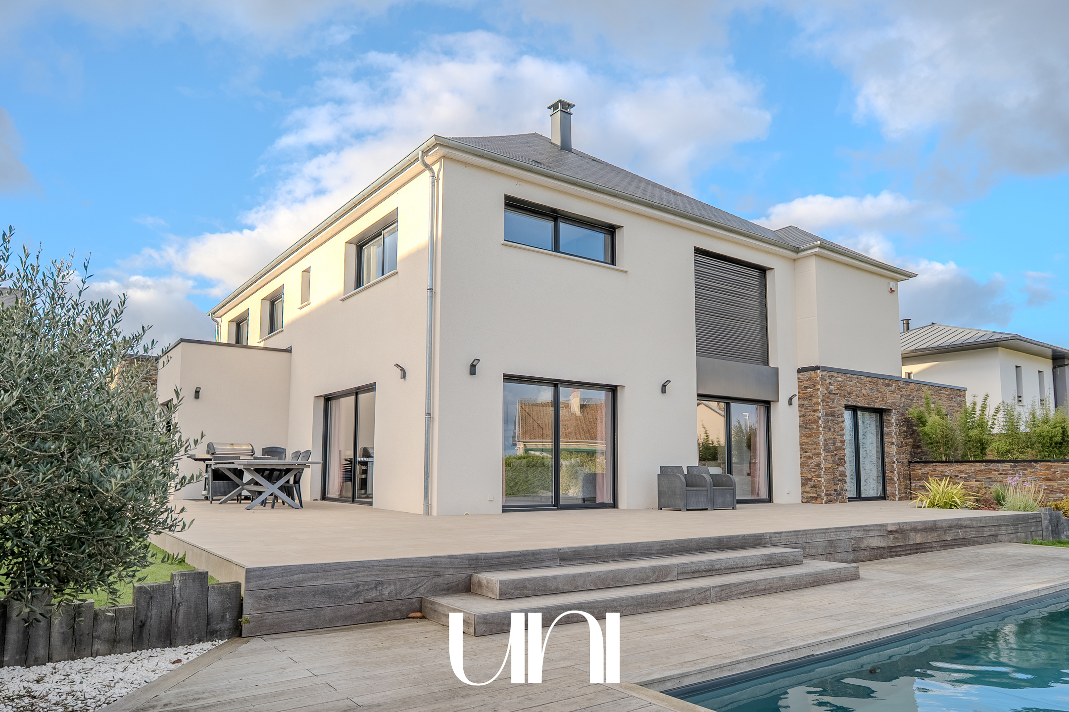 Maison T7 de 325 m² - SAINT-CONTEST