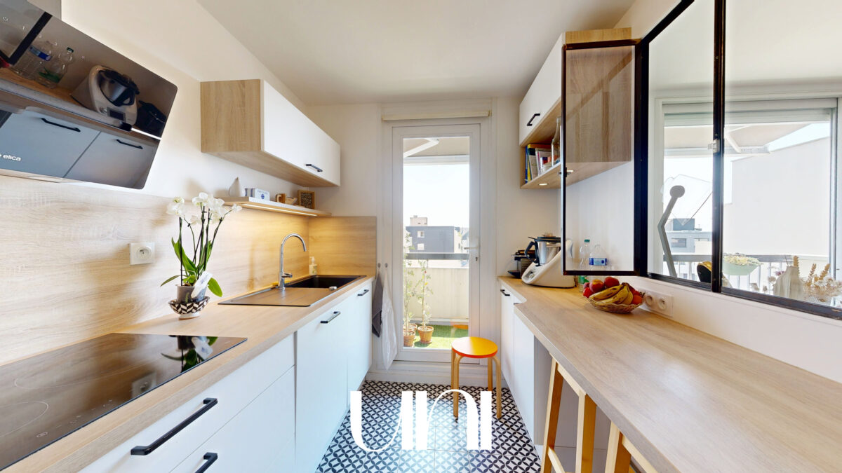 Appartement 4 pièces de 98 m2 avec caves, balcon, et parkings - CAEN