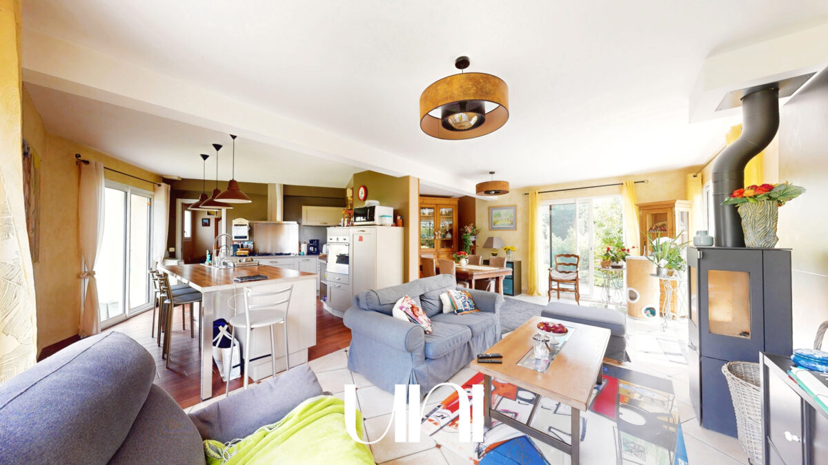 Maison 5 pièces de 148 m2 avec double garage - MONCEAUX EN BESSIN