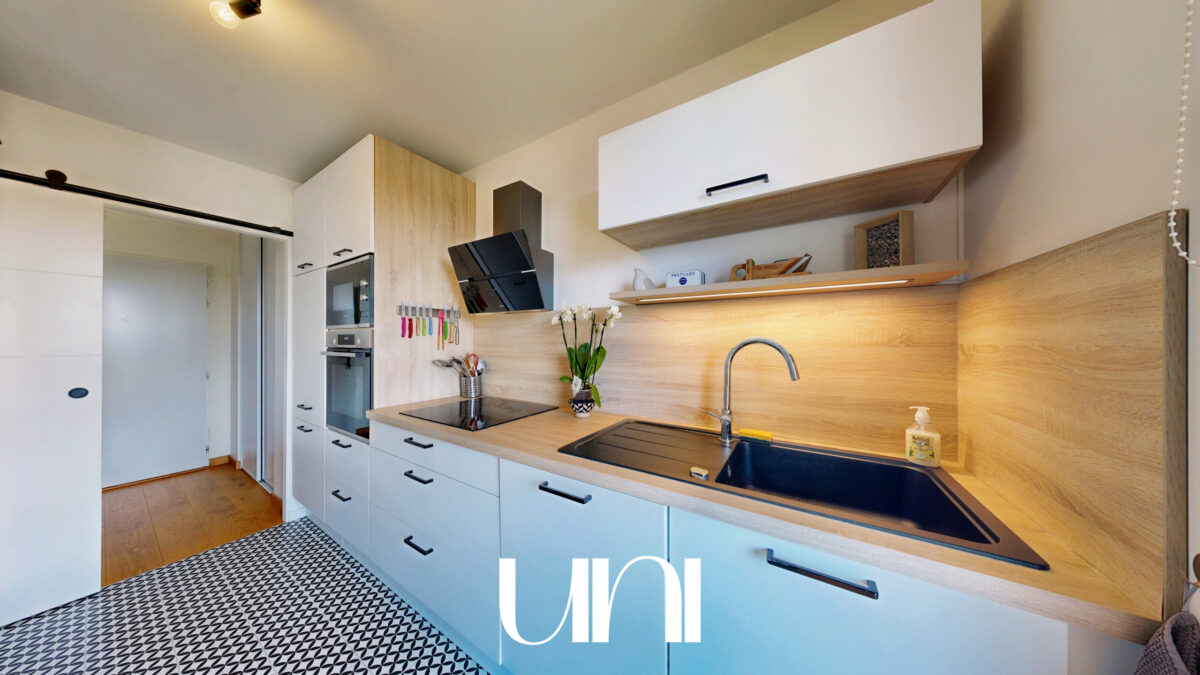 Appartement 4 pièces de 98 m2 avec caves, balcon, et parkings - CAEN