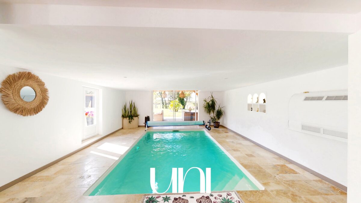 Maison 7 pièces de 214 m2 à CRESSEVEUILLE