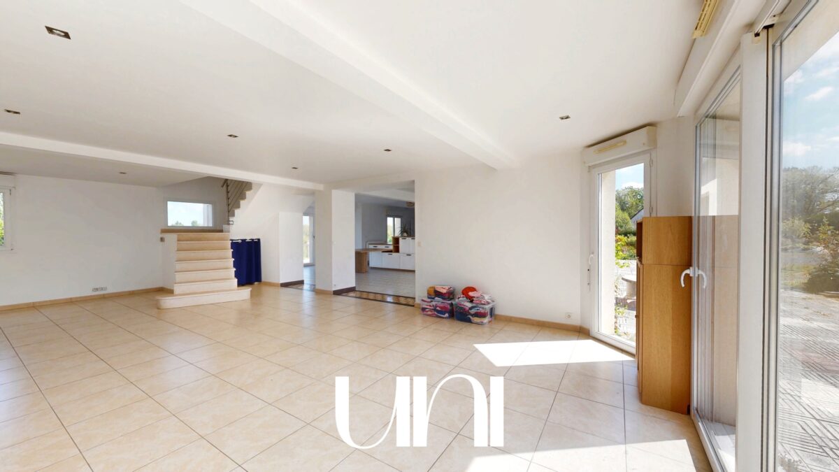 Maison 9 pièces de 255m2 avec jardin - MUTRECY