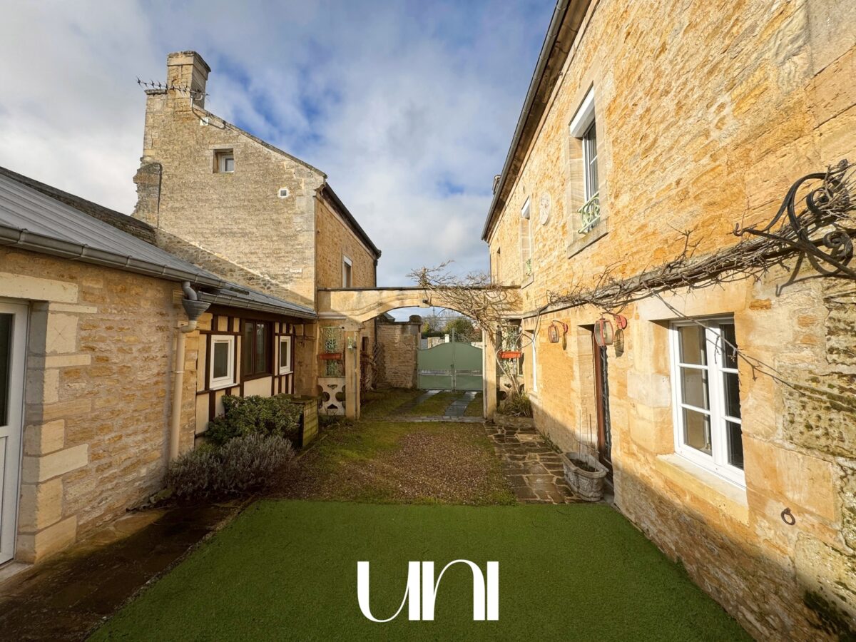 Maison T4 de 100m2 + Gite T3 de 50m2 + T3 loué sur parcelle de 300m2