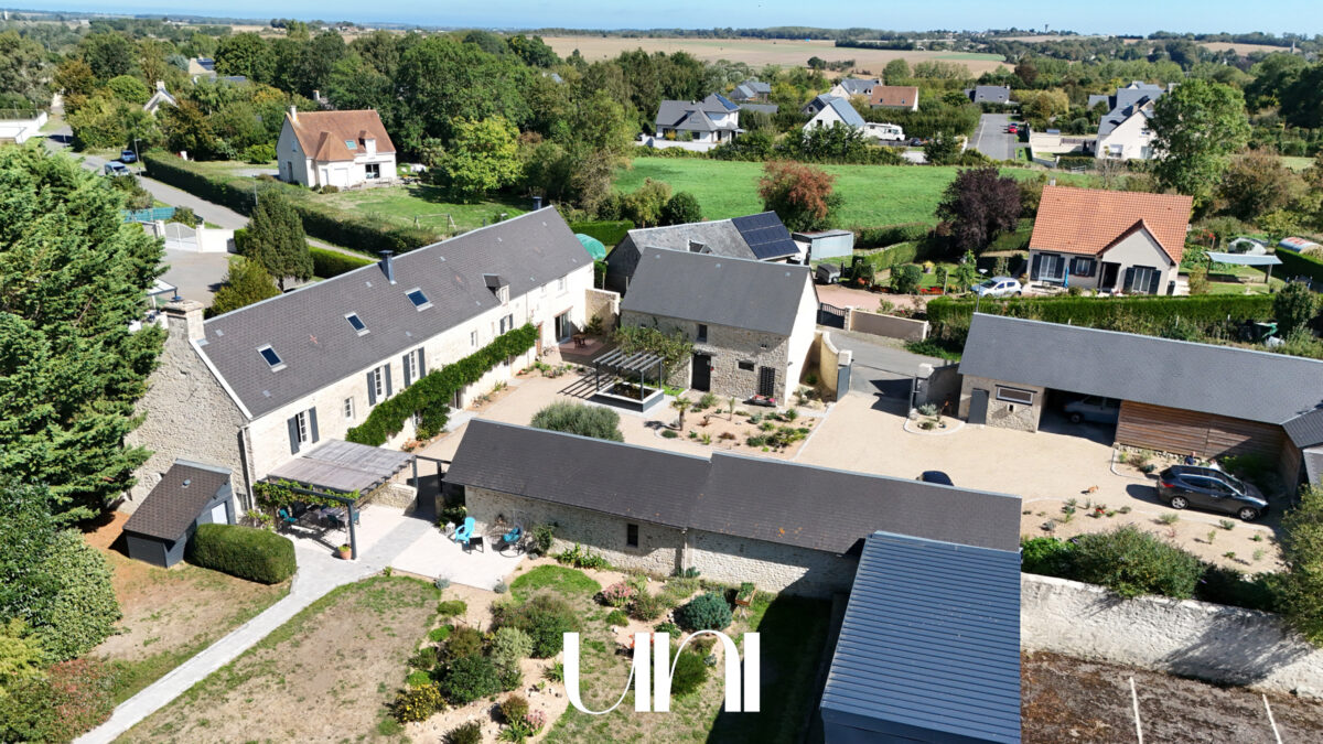 Corps de ferme 10 pièces de 339m² avec dépendances - Nonant