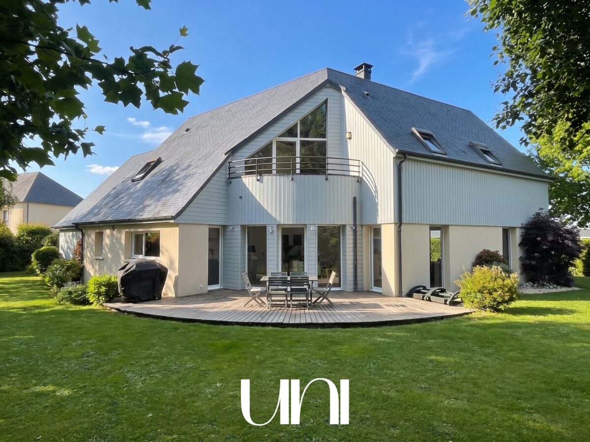 Maison 6 pièces de 210m2 avec double garage - PERIERS-SUR-LE-DAN