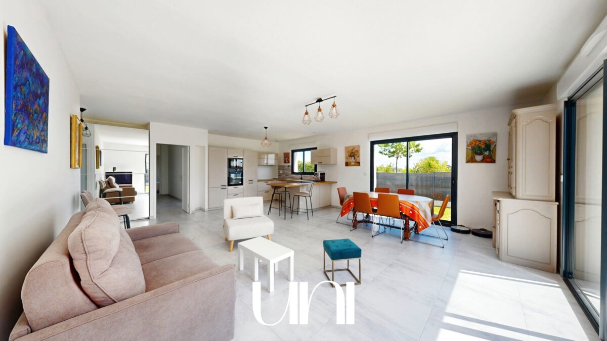 Maison 4 pièces de 112 m2 avec garage - COLOMBY ANGUERNY