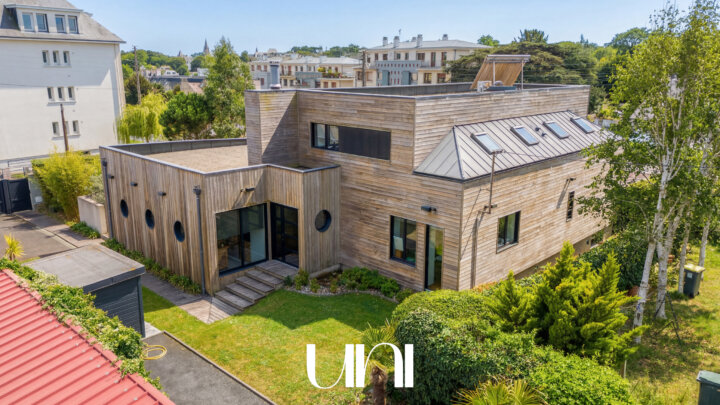 Maison 8 pièces de 210 m2 avec terrasse - Caen Université