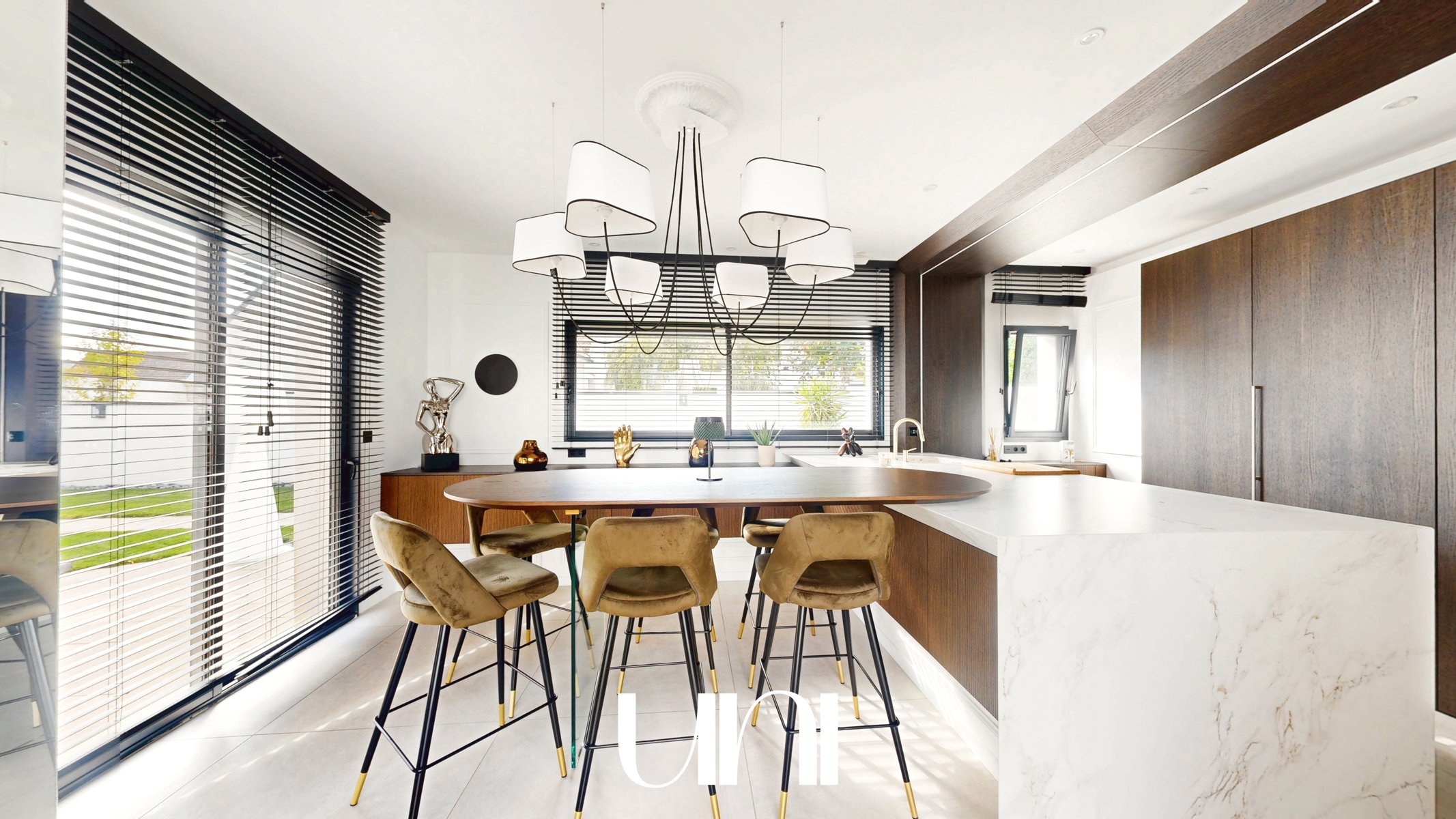 Vente confidentielle - Maison T7 de 300 m² sur terrain de 1400 m² - CA