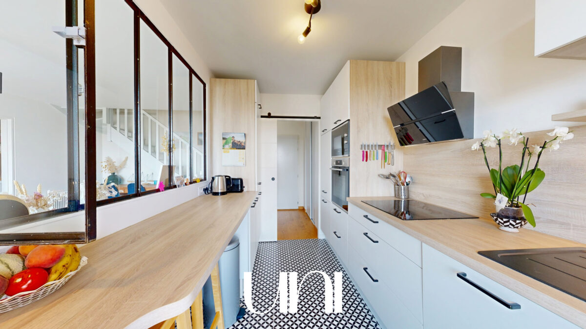 Appartement 4 pièces de 98 m2 avec caves, balcon, et parkings - CAEN