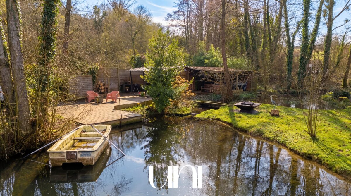 Chalet en forêt sur terrain de 4 870 m² à Espins