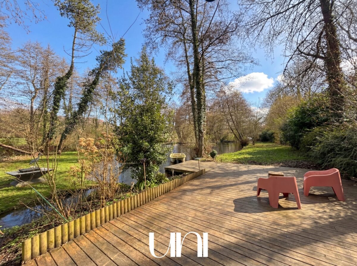 Chalet en forêt sur terrain de 4 870 m² à Espins