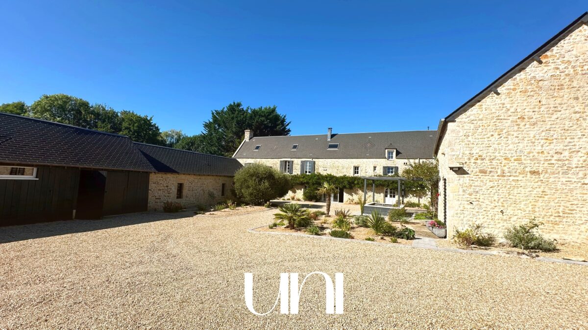 Corps de ferme 10 pièces de 339m² avec dépendances - Nonant