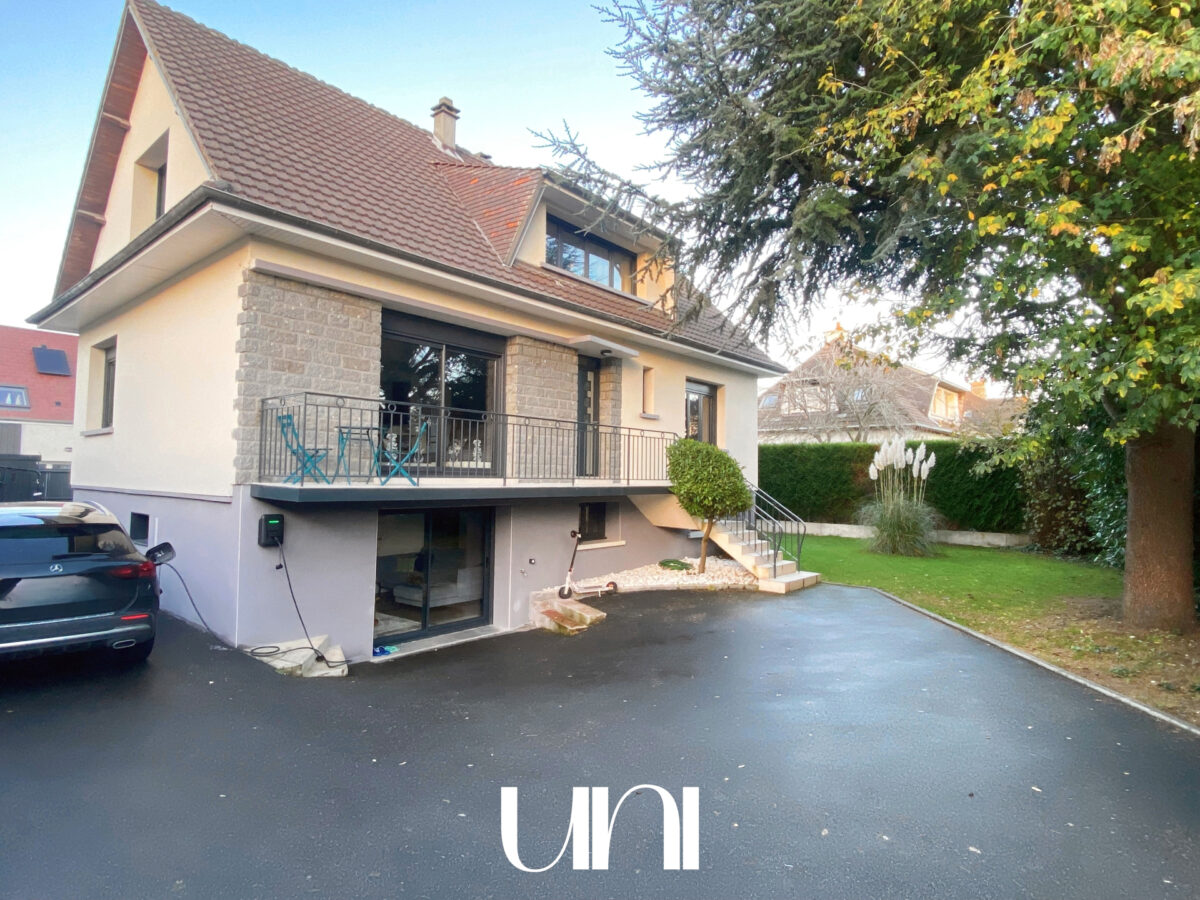 Superbe maison T9 de 208m2 sur parcelle de 576m2