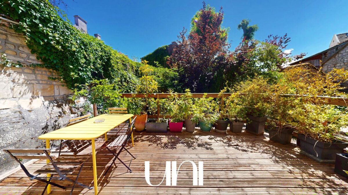 Loft 4 pièces de 120 m2 (131 m2 au sol) terrasse centre ancien Caen