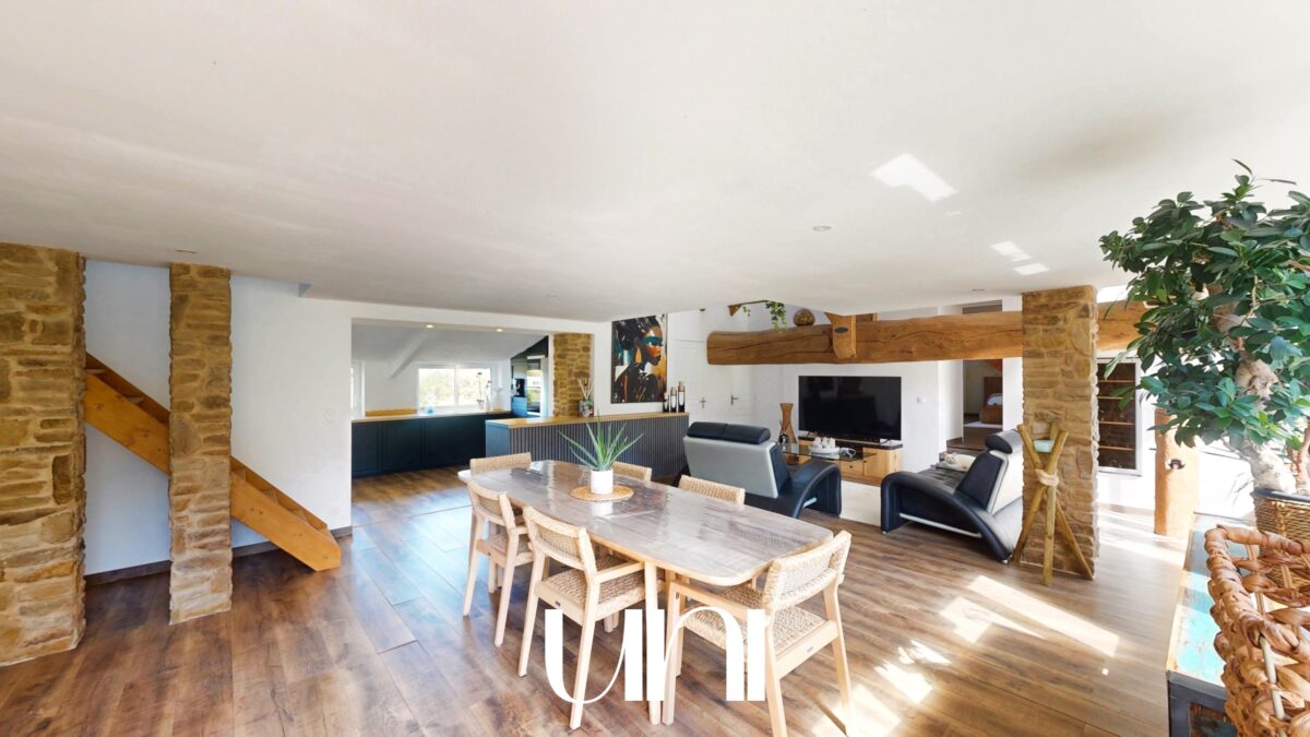 Maison 7 pièces de 214 m2 à CRESSEVEUILLE