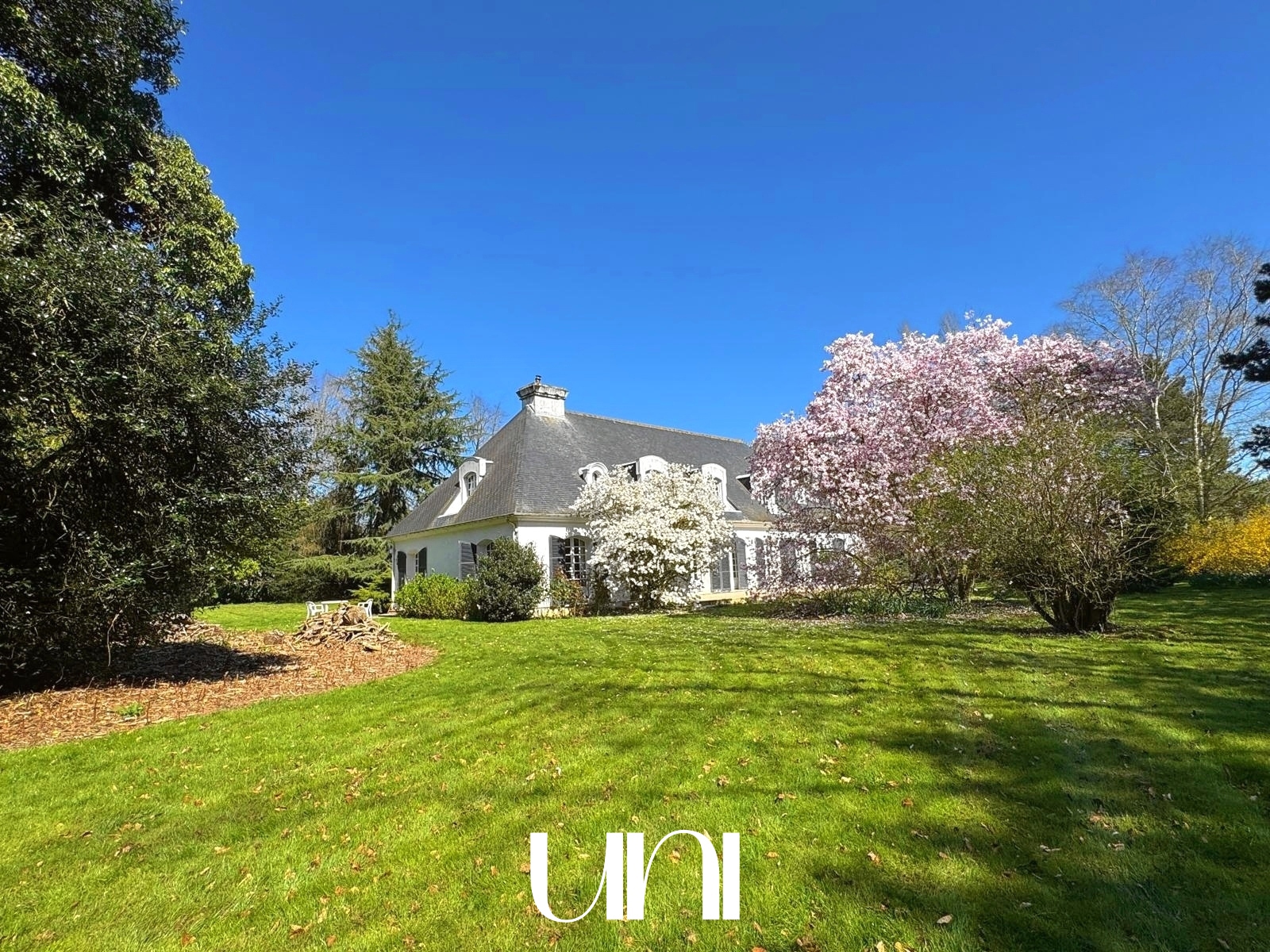 Magnifique bâtisse T8 de 318 m² sur 1 hectare, située au Nord de CAEN