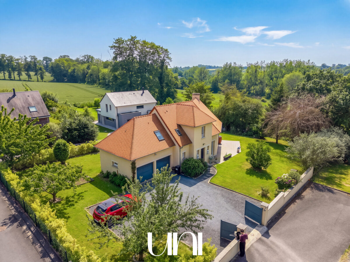 Maison 5 pièces de 148 m2 avec double garage - MONCEAUX EN BESSIN