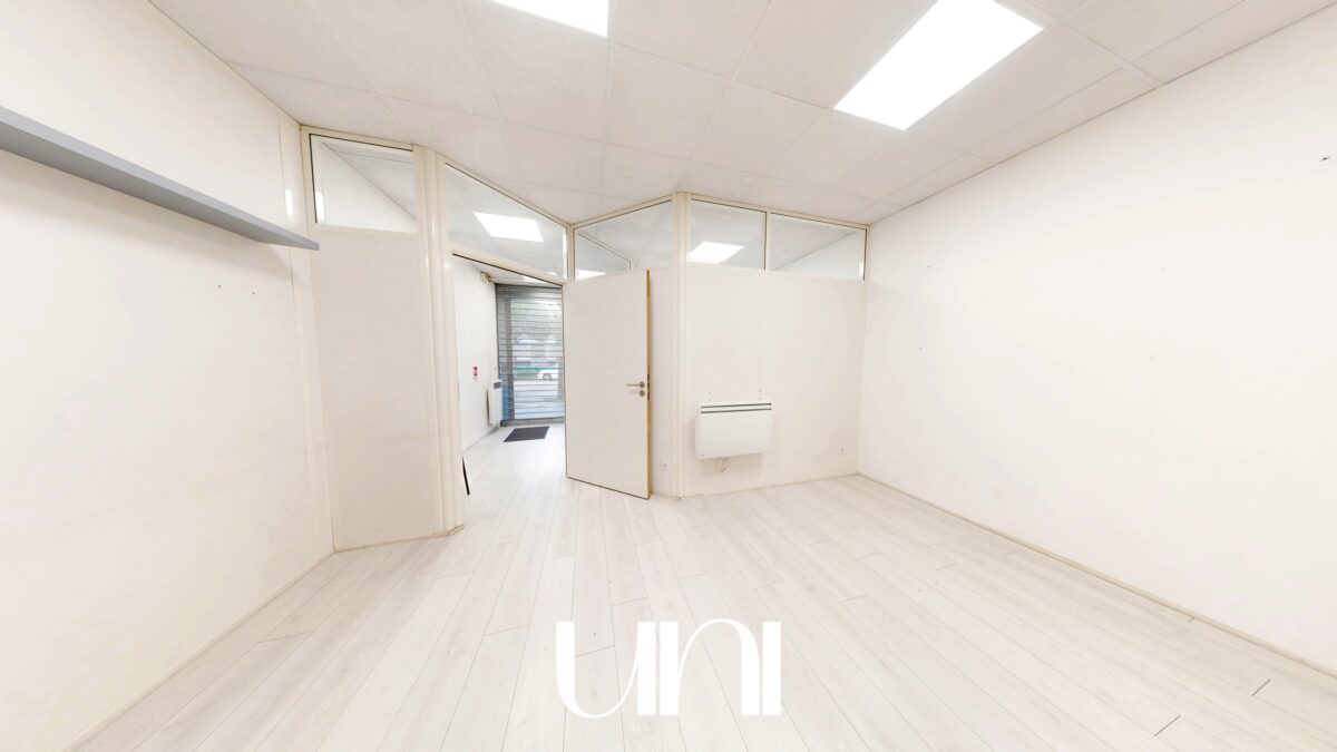 Local commercial  72 m2 avec cours intérieur - Ifs