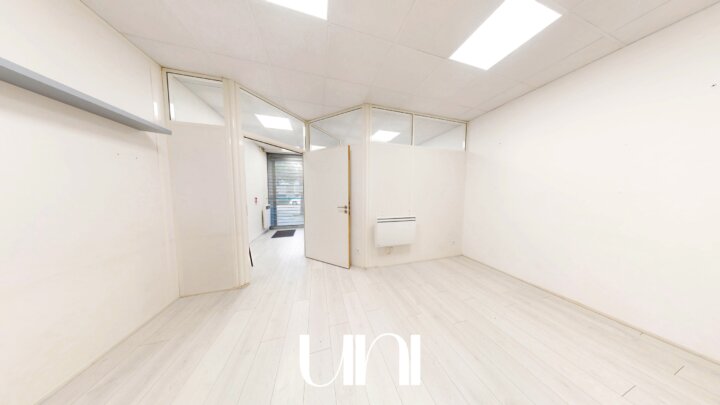 Local commercial  72 m2 avec cours intérieur - Ifs