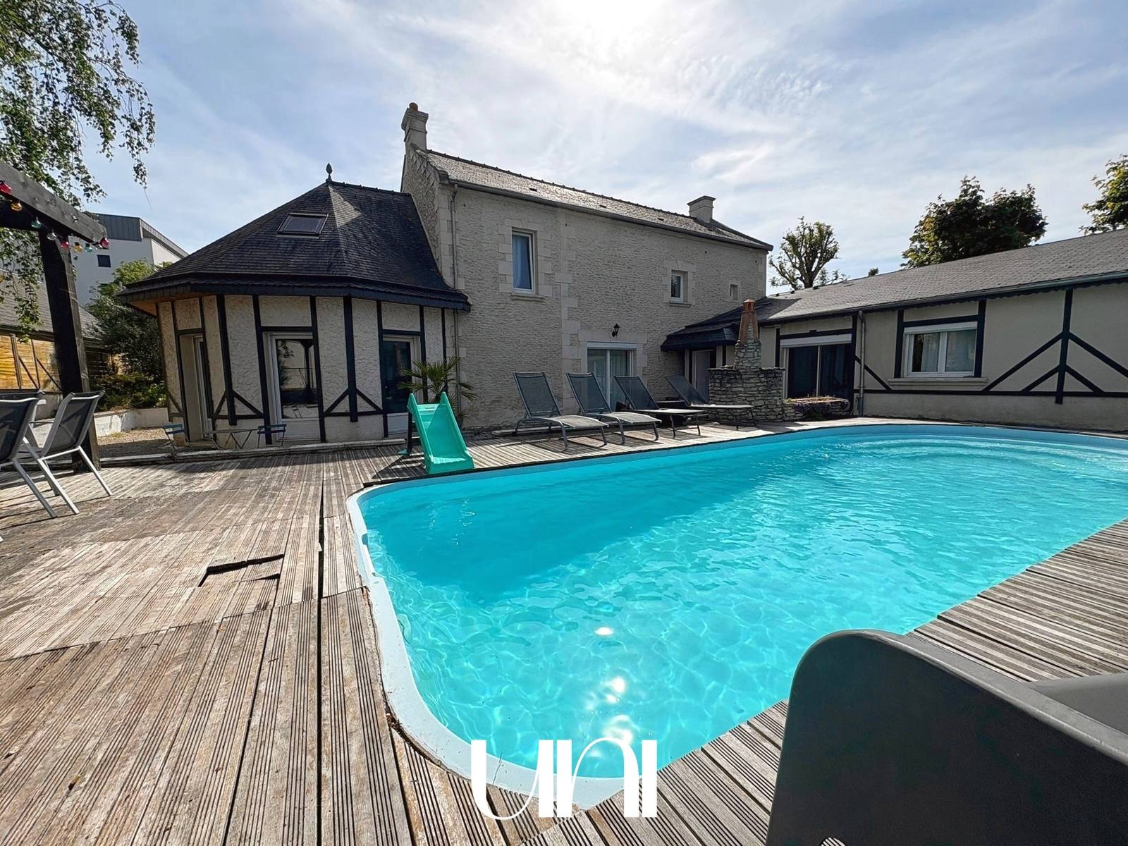 Maison T6 de 160 m2 avec piscine et dépendance à l'entrée de Caen !