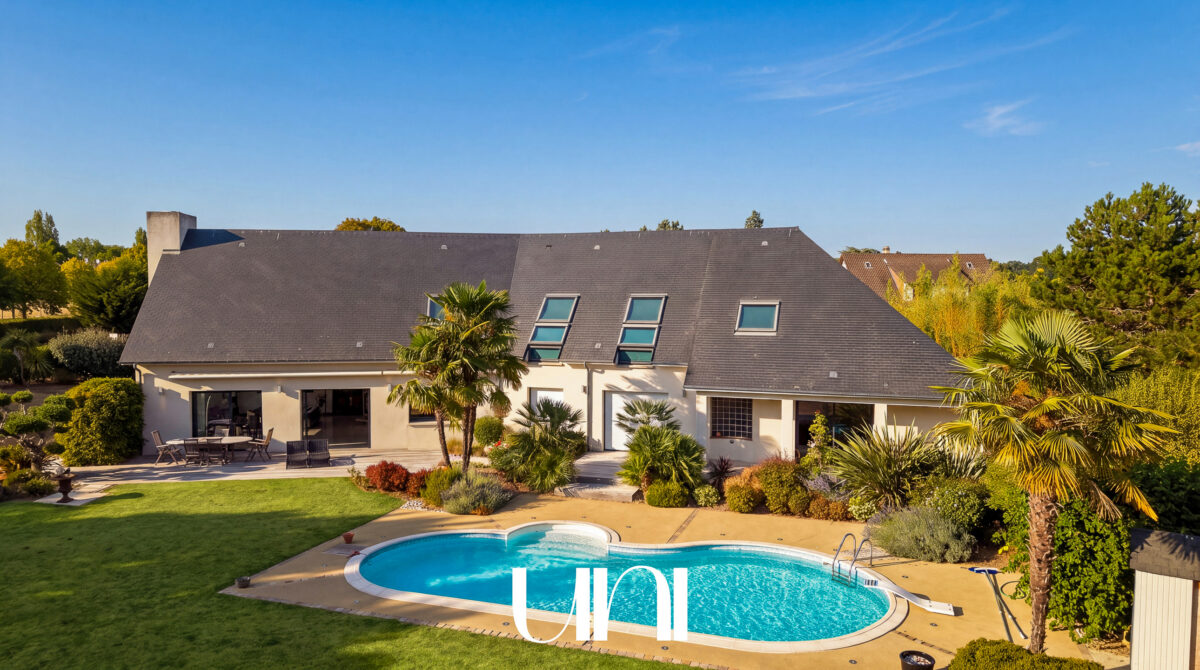 Maison 8 pièces de 295m2 avec piscine - BIÉVILLE-BEUVILLE