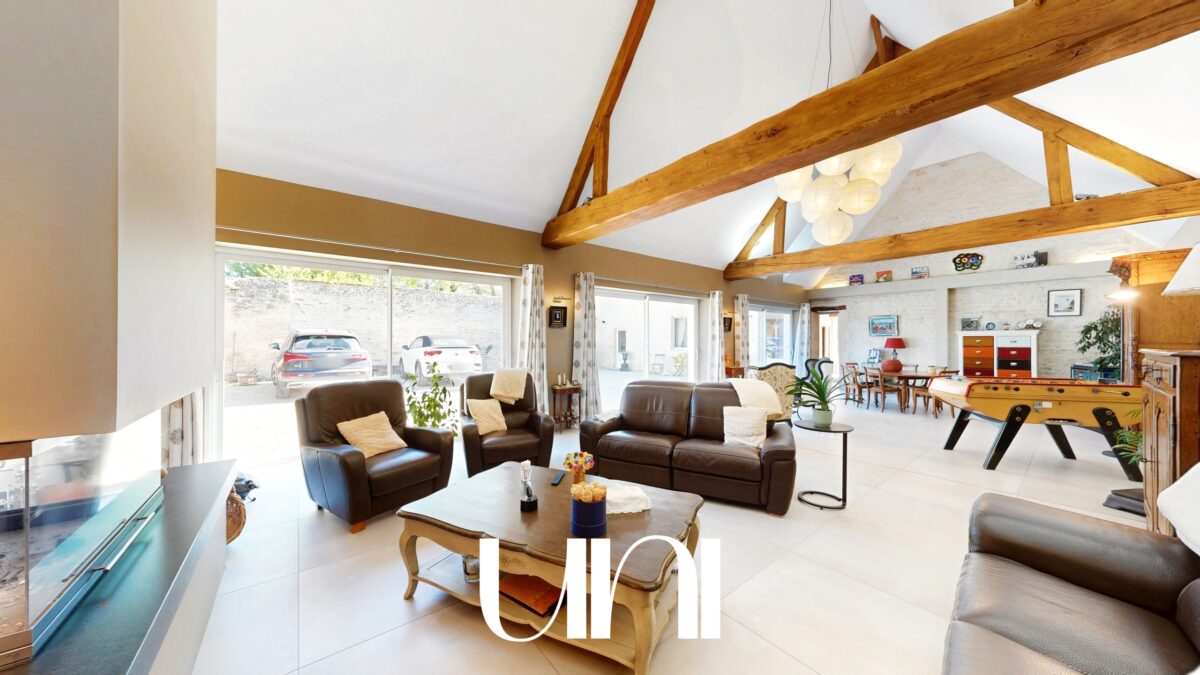 Maison 7 pièces de 280 m2 avec dépendance - CREULLY