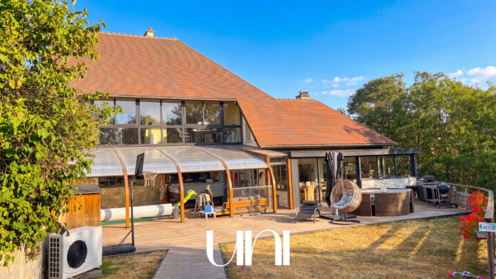 Maison 8 pièces de 245m2 à BONNEMAISON
